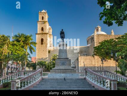 Iglesia de Jesus, statua del generale Manuel Cepeda Peraza, governatore dello Yucatan, situata nel 1896 al Parque Hidalgo a Merida, nello stato dello Yucatan, in Messico Foto Stock