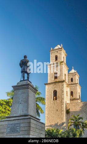 Iglesia de Jesus, statua del generale Manuel Cepeda Peraza, governatore dello Yucatan, situata nel 1896 al Parque Hidalgo a Merida, nello stato dello Yucatan, in Messico Foto Stock