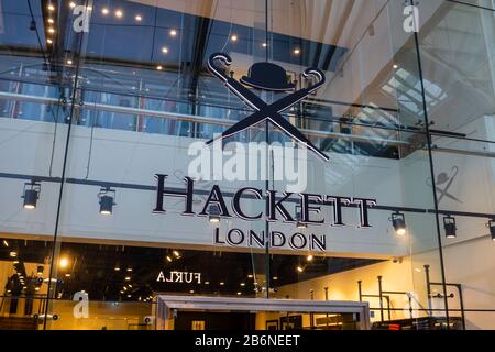 Nome segno di gentlemens outfitters Hackett Londra sopra il negozio di fronte al centro commerciale Gunwharf Quays, Portsmouth, Hampshire, costa sud Inghilterra Foto Stock