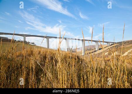 Il ponte autostradale di Cerrano sorge a Pineto, in Italia. Viadotti fatiscenti che stanno mettendo la vita a rischio. Foto Stock