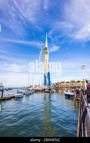 Emirates Spinnaker Tower, una torre panoramica sulla costa presso il centro commerciale Gunwharf Quays, Portsmouth Harbor, Hampshire, Inghilterra meridionale Foto Stock