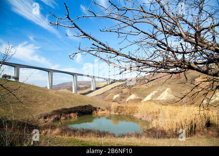 Il ponte autostradale di Cerrano sorge a Pineto, in Italia. Viadotti fatiscenti che stanno mettendo la vita a rischio. Foto Stock