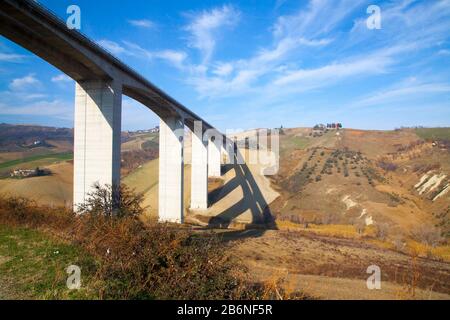 Il ponte autostradale di Cerrano sorge a Pineto, in Italia. Viadotti fatiscenti che stanno mettendo la vita a rischio. Foto Stock