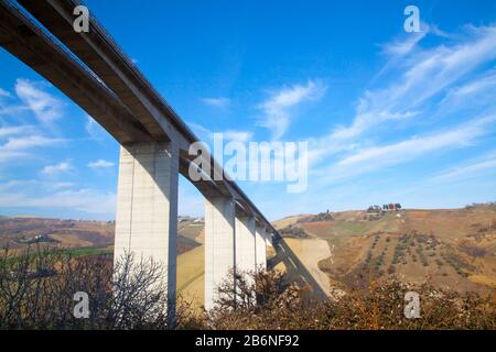 Il ponte autostradale di Cerrano sorge a Pineto, in Italia. Viadotti fatiscenti che stanno mettendo la vita a rischio. Foto Stock