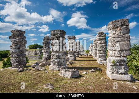 Colonne in pietra all'edificio de las Pilastras, rovine Maya ad Ake, Yucatan, Messico Foto Stock