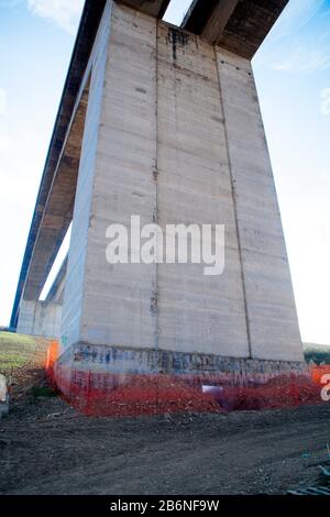 Il ponte autostradale di Cerrano sorge a Pineto, in Italia. Viadotti fatiscenti che stanno mettendo la vita a rischio. Foto Stock