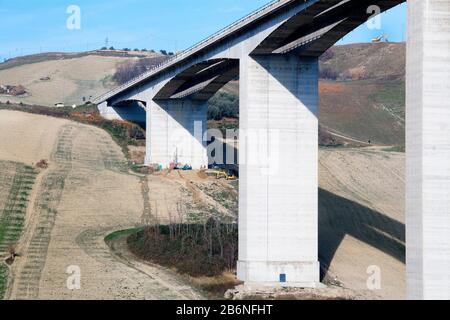 Il ponte autostradale di Cerrano sorge a Pineto, in Italia. Viadotti fatiscenti che stanno mettendo la vita a rischio. Foto Stock