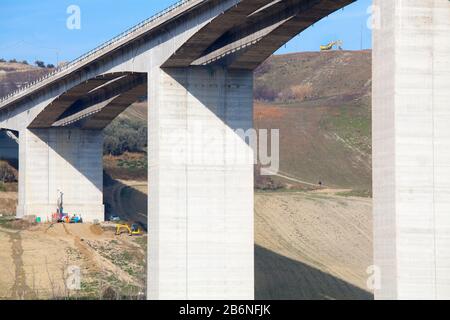 Il ponte autostradale di Cerrano sorge a Pineto, in Italia. Viadotti fatiscenti che stanno mettendo la vita a rischio. Foto Stock