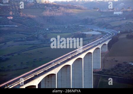 Il ponte autostradale di Cerrano sorge a Pineto, in Italia. Viadotti fatiscenti che stanno mettendo la vita a rischio. Foto Stock