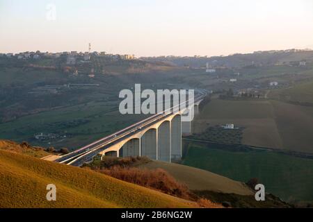 Il ponte autostradale di Cerrano sorge a Pineto, in Italia. Viadotti fatiscenti che stanno mettendo la vita a rischio. Foto Stock