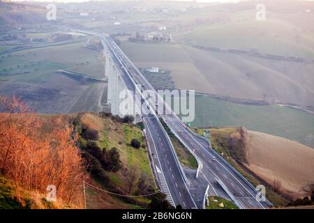 Il ponte autostradale di Cerrano sorge a Pineto, in Italia. Viadotti fatiscenti che stanno mettendo la vita a rischio. Foto Stock