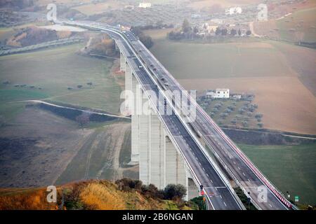 Il ponte autostradale di Cerrano sorge a Pineto, in Italia. Viadotti fatiscenti che stanno mettendo la vita a rischio. Foto Stock