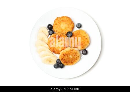 Piatto con deliziose frittelle di formaggio isolato su sfondo bianco Foto Stock