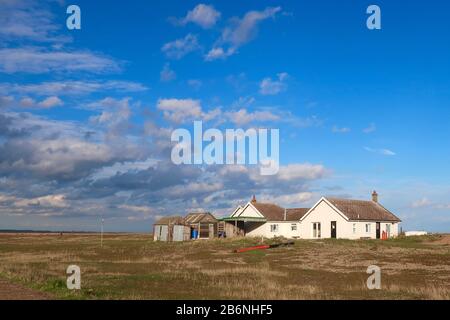 Shingle Street, Suffolk, Regno Unito - 11 marzo 2020: Case isolate e banche di ghiaia su una parte remota della costa di Suffolk. Foto Stock