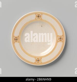 Gebakschotel versierd met blokmotief en stippen in geel en zwart Gebakschotel van aardewerk. De randen van de schotel zijn versierd met een blokmotief met stippen in geel en zwart tussen aan weerszijden drie gele biezen. Produttore : ontwerper: Chris van der Hoefvervaardiger: Tegel- en Fayencefabriek AmphoraPlaats fabbricante: Ontwerper: Nederlandvervaardiger: Oegstgeest dating: CA. 1900 - ca. 1925 Materiale: Aardewerk dimensioni: H 1,5 cm. × d 13,0 cm. Foto Stock