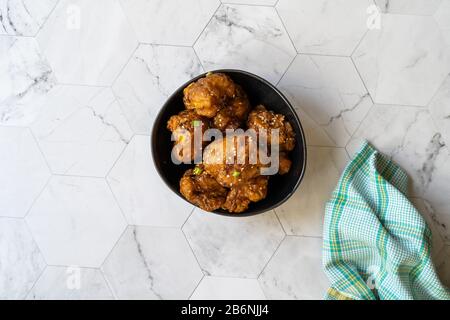 Cavolfiore Tempura / Marocchino Stile Fried Florets. Cibo Vegano O Vegetariano Biologico Sano Con Semi Di Sesamo. Cibo Biologico. Foto Stock