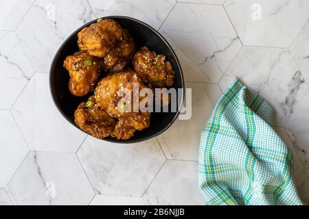 Cavolfiore Tempura / Marocchino Stile Fried Florets. Cibo Vegano O Vegetariano Biologico Sano Con Semi Di Sesamo. Cibo Biologico. Foto Stock