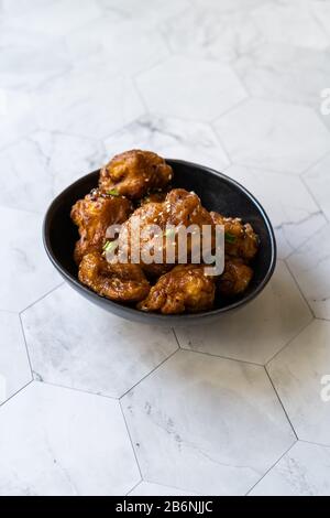 Cavolfiore Tempura / Marocchino Stile Fried Florets. Cibo Vegano O Vegetariano Biologico Sano Con Semi Di Sesamo. Cibo Biologico. Foto Stock