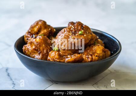 Cavolfiore Tempura / Marocchino Stile Fried Florets. Cibo Vegano O Vegetariano Biologico Sano Con Semi Di Sesamo. Cibo Biologico. Foto Stock
