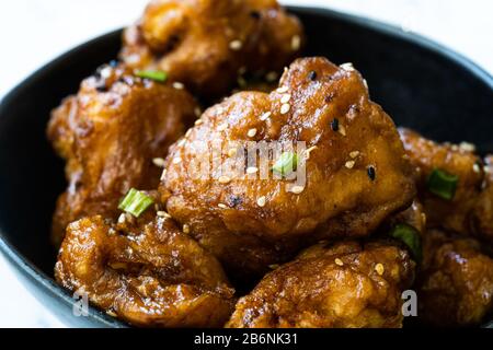 Cavolfiore Tempura / Marocchino Stile Fried Florets. Cibo Vegano O Vegetariano Biologico Sano Con Semi Di Sesamo. Cibo Biologico. Foto Stock