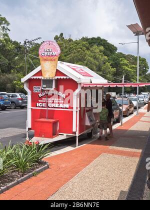 dh Kuranda Village CAIRNS AUSTRALIA Ice cream vendor Street chiosco foresta pluviale Foto Stock