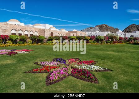 Fiori di fronte al Palazzo del Sultano Qasr al-Alam a Muscat in Oman Foto Stock