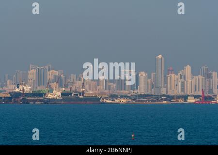 Vista sull'oceano verso lo skyline di Manamah nel Bahrain Foto Stock