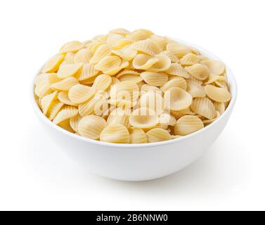 Pasta di orecchiette cruda in ciotola bianca isolata su fondo bianco con sentiero di taglio Foto Stock