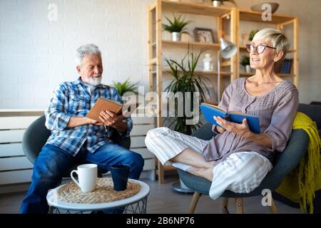 Felice coppia senior in un momento di relax a casa insieme Foto Stock