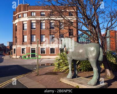 Dray Horse Sculpture presso il centro di Tetley per l'arte contemporanea nella sede art deco della vecchia fabbrica di birra Tetley a Leeds Yorkshire Inghilterra Foto Stock