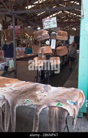 dh Kuranda Village CAIRNS AUSTRALIA Rain Forest Heritage Market prodotti Kangaroo pelle cabina interni Foto Stock