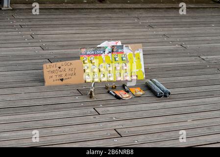 "Love locks" in vendita al ponte pedonale Leopold-Sedar-Senghor, Parigi, Francia Foto Stock