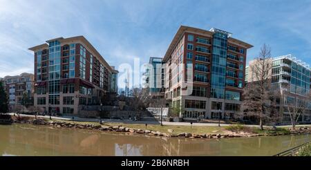 Una vista panoramica del centro di Greenville, Carolina del Sud, lungo il fiume Reedy Foto Stock