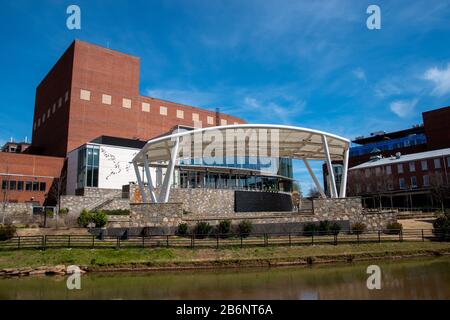 Una vista del centro cittadino di Greenville, Carolina del Sud lungo il Fiume Reedy Foto Stock