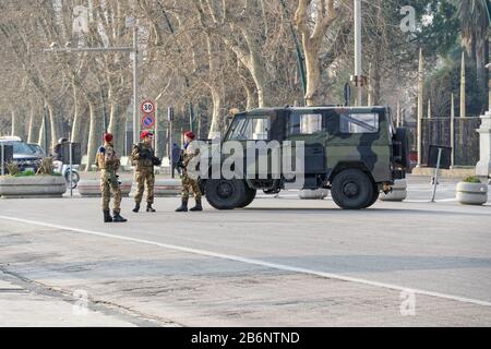 Veicolo militare con personale militare presso il sito turistico. Veicolo militare militare militare dell'Esercito Italiano come parte di 'Operation Safe Streets' a Napoli Foto Stock