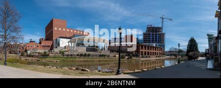 Una vista panoramica del centro di Greenville, Carolina del Sud, lungo il fiume Reedy Foto Stock