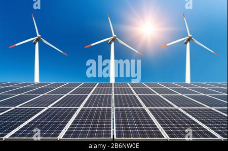 Collage fotografico di pannelli solari e turbine eoliche - concetto di risorse sostenibili - immagine Foto Stock