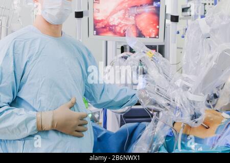 Il processo di esecuzione di un intervento chirurgico utilizzando un moderno sistema chirurgico robotico. Robot medico. Chirurgia robotica minimamente invasiva. Foto Stock