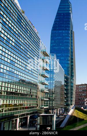 Milano, Italia - 19 febbraio 2019: Edificio BNP Paribas chiamato anche Torre dei Diamanti o Torre Diamante nel quartiere di porta Nuova Foto Stock