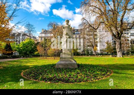 Busto del poeta francese Paul Verlaine nel Palazzo di Lussemburgo giardini, Parigi, Francia. Eretto nel 1911, scultore Auguste Rodo (1863-1913) Foto Stock