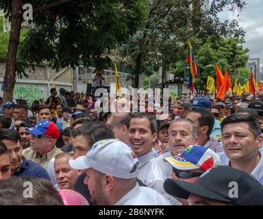 Caracas, Miranda, Venezuela. 10th Mar, 2020. Il Presidente ad interim JUAN GUAIDO cammina con la gente al rally. Marzo e rally a Caracas per i cittadini venezuelani di rivendicare il loro diritto di sedere all'Assemblea Nazionale. Credito: Jimmy Villalta/Zuma Wire/Alamy Live News Foto Stock