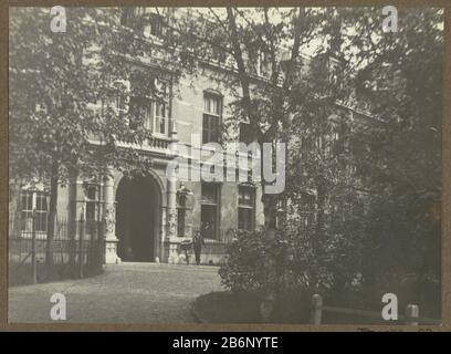 Gevel en poort van het Wilhelmina Gasthuis ad Amsterdam Parte dell'album con foto di Amsterdam e omge. Produttore : fotografo: Anonimo luogo di produzione: Amsterdam Data: 1910 - circa 1930 caratteristiche Fisiche: Gelatina argento materiale di stampa: Carta fotografica Tecnica: Gelatina argento dimensioni di stampa: H 123 mm × W 170 mmOnderwerp Foto Stock