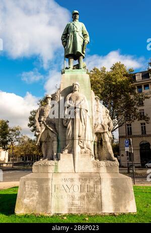 Una statua in bronzo di Marie Emile Fayolle, maresciallo di Francia, nel centro di Parigi, in Francia. Eretto nel 1935, scultore Jean Boucher (1870-1939) Foto Stock