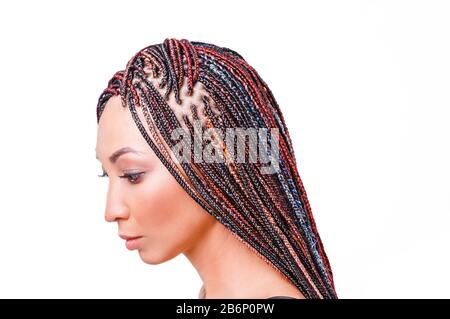 Isolato su donna bianca con capelli colorati intrecciati in treccia sottile o temute serrature in stile africano Foto Stock