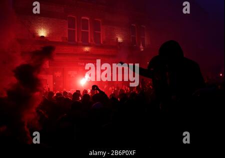I fan si lanciano fuori dal pub Arkles di Liverpool davanti alla partita di 16 secondi della UEFA Champions League ad Anfield, Liverpool. Foto Stock