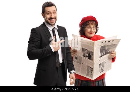 Giovane uomo che stuzzicava una signora più anziana con un giornale isolato su sfondo bianco Foto Stock