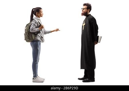 Profilo a tutta lunghezza di una studentessa che parla con un sacerdote isolato su sfondo bianco Foto Stock