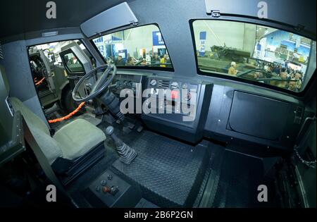 Interno di un nuovo portadocpersonali blindato ucraino Otaman 2 - volante, cruscotto, sedili. Ottobre 08, 2019. Kiev, Ucraina Foto Stock