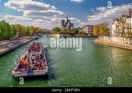 Parigi, ILE DE FRANCE - FRANCIA - 13 APRILE 2019: Panorama dell'isola di Cite con la cattedrale Notre Dame de Paris, Francia. Foto Stock