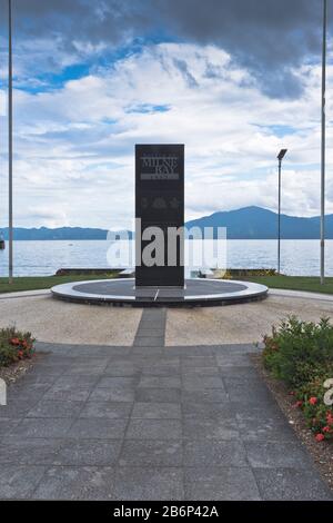 dh Milne Bay Memorial PNG ALOTAU PAPUA NUOVA GUINEA Monumento della seconda guerra mondiale commercanting giapponese invasione memoriali battaglia Foto Stock